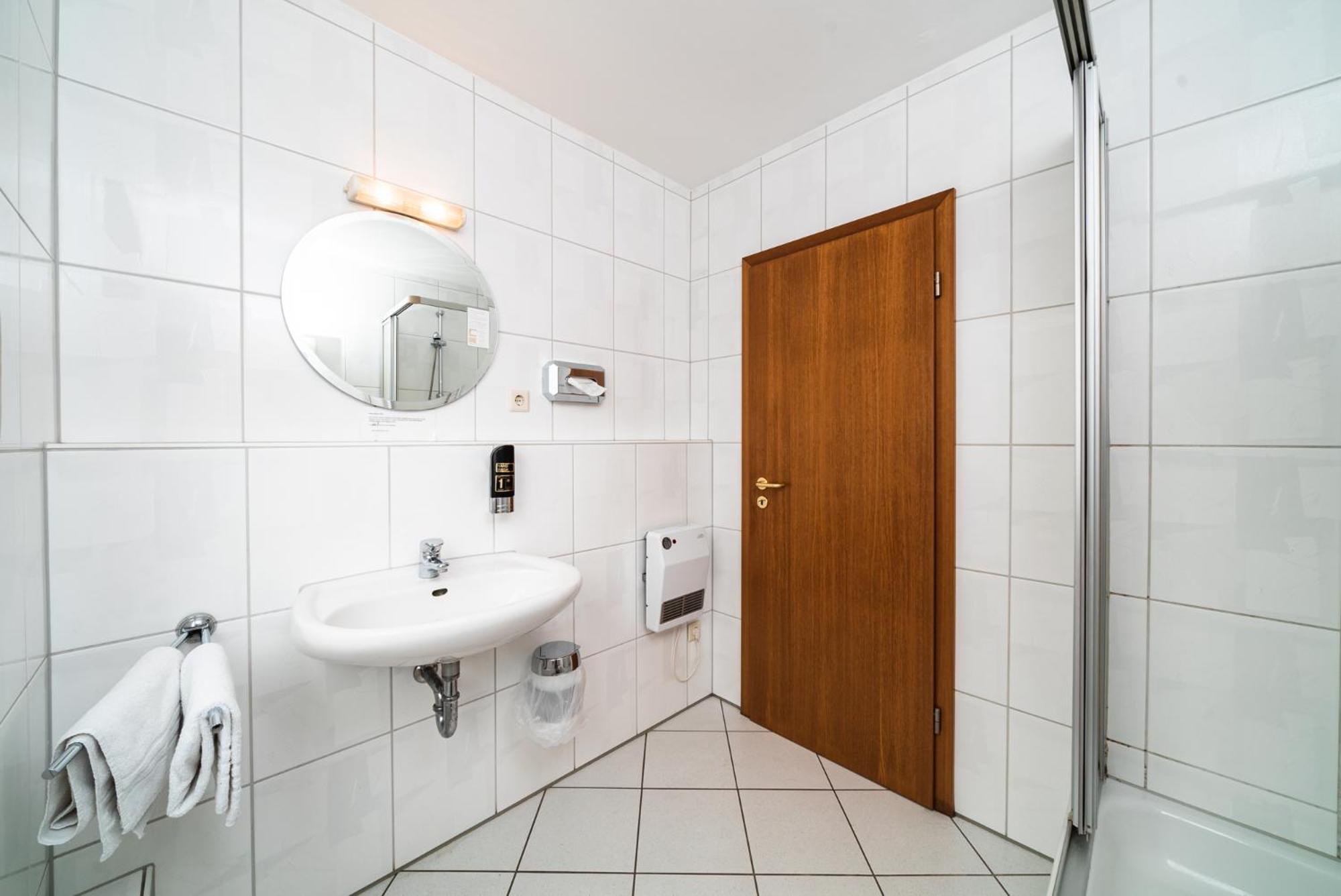 G & L Hotel Dortmund Bagian luar foto